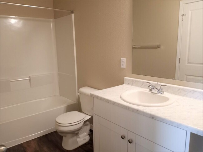 Building Photo - 3 Bed 2.5 Bath Home with AC!