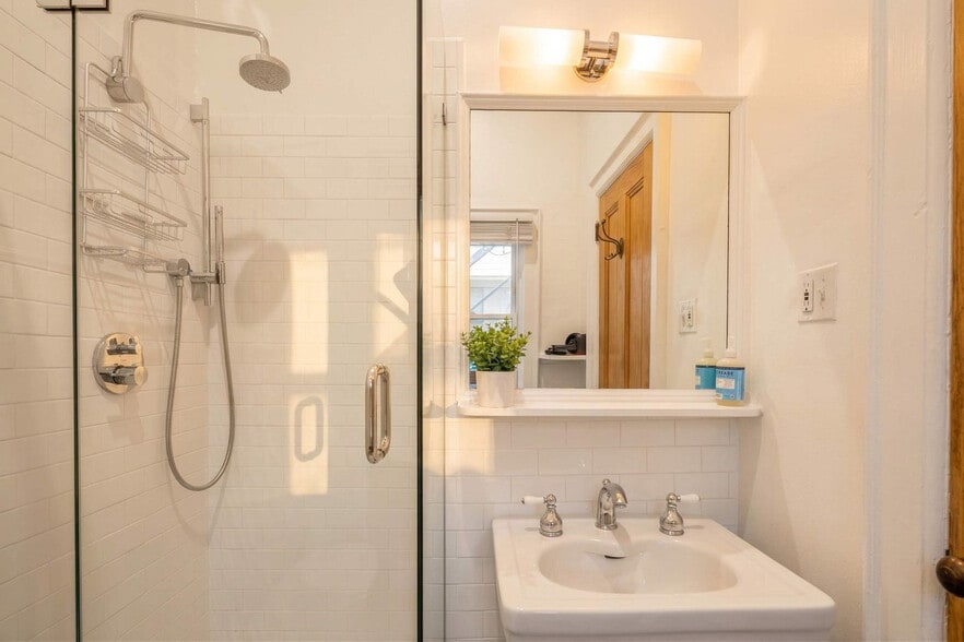 Building Photo - 3 E 9th St