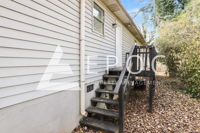 Building Photo - 634 S Elm St