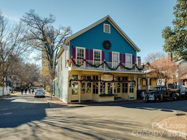 Building Photo - 406 W 9th St