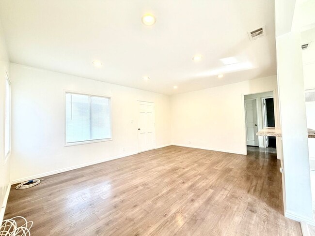 Building Photo - Charming front house 2b/d 2 b/a