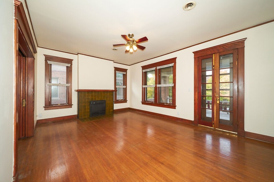 Building Photo - Huge One Bedroom on Near North Side