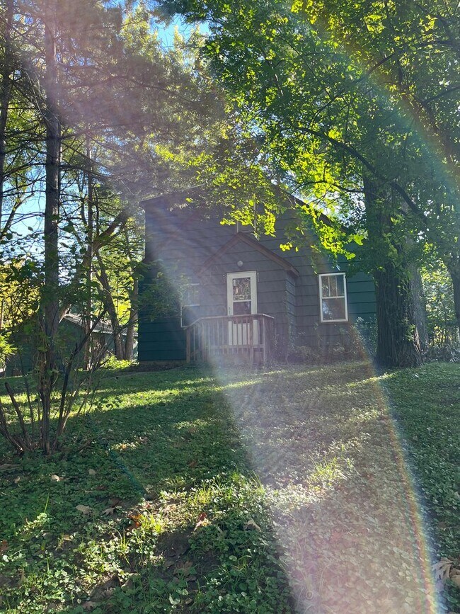 Building Photo - 4 bedroom, 2 bathroom home in the peaceful community of Mahtomedi access to White Bear Lake