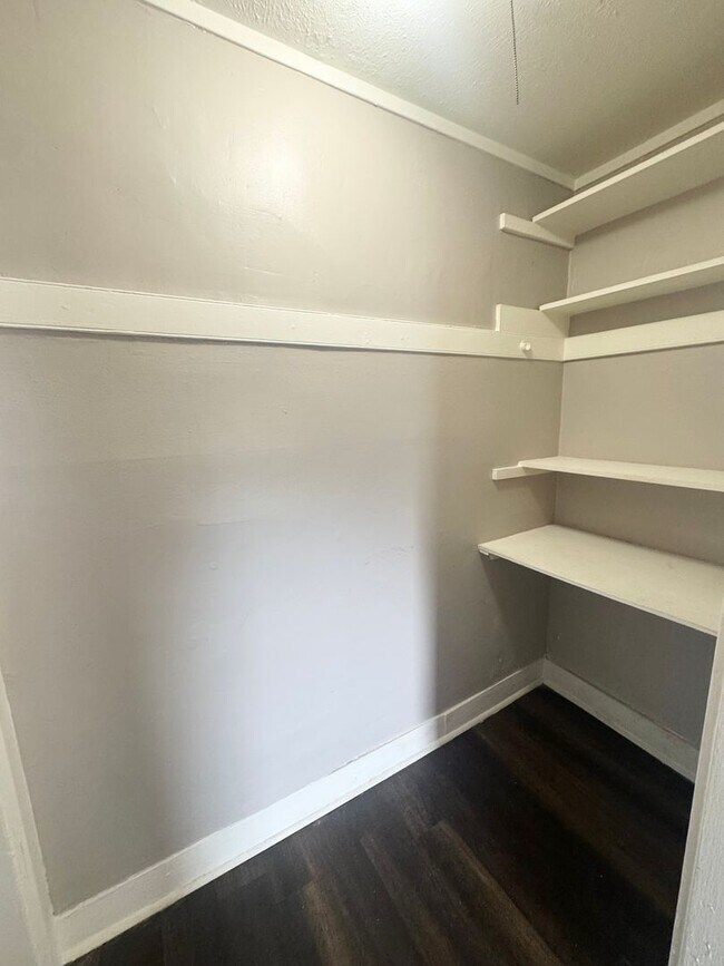 Interior Photo - 1911 Park Ave