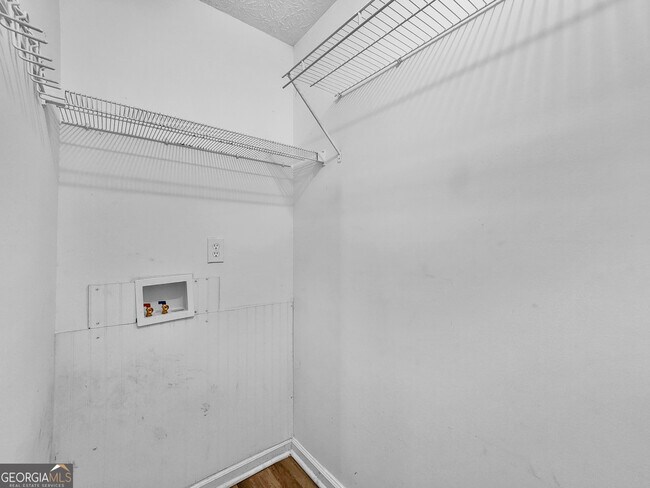 Building Photo - 5855 Creekside Dr