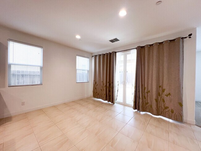 Building Photo - Spacious 4 Bd 3 Bath Home in Elk Grove