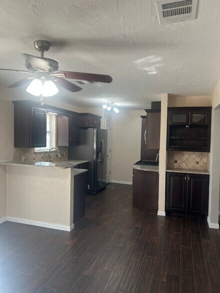 Building Photo - 4725 Darla Dr