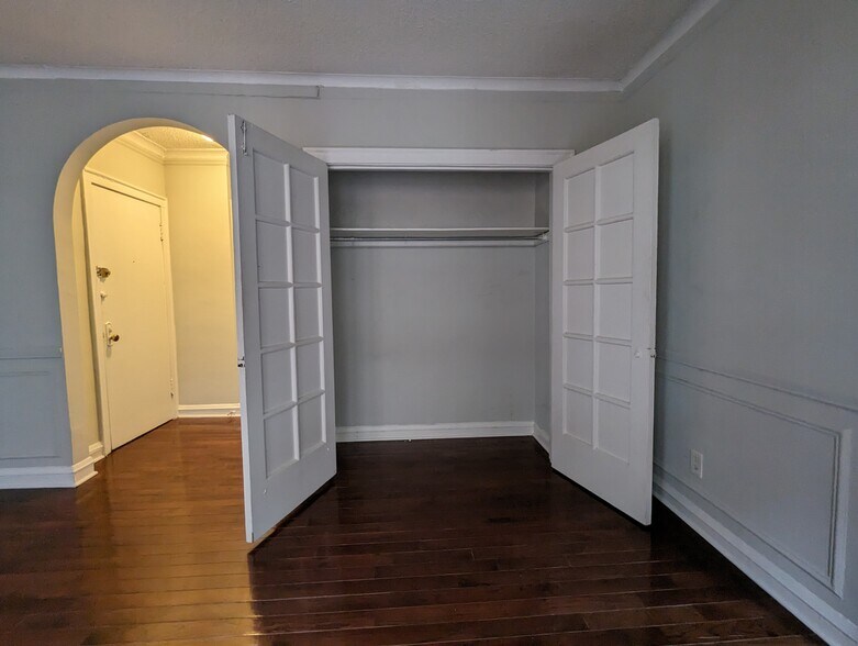 Building Photo - 546 W Surf St