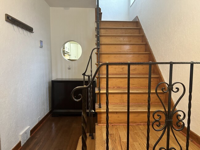 Building Photo - 248 Mansion St