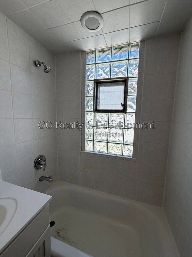 Building Photo - 837 Thomas Ave