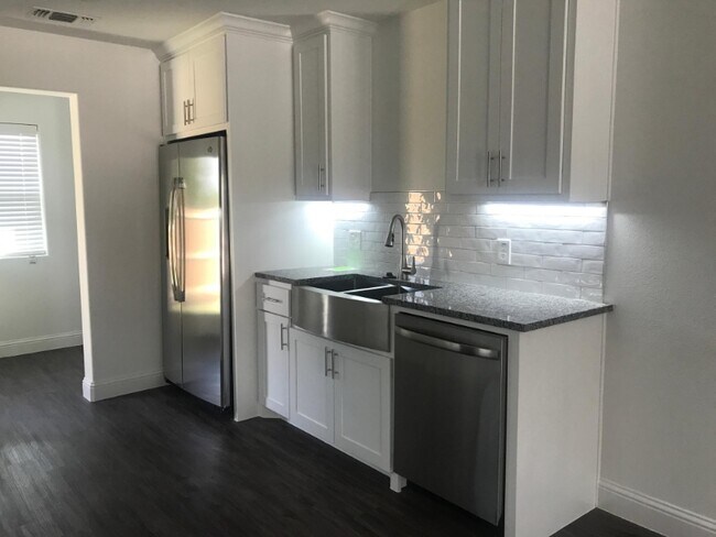 Building Photo - 904 N Bush Ave