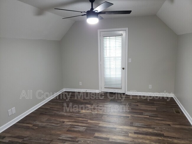 Building Photo - 553 Owendale Dr