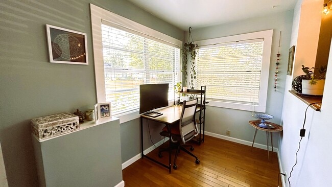Office room - 117 W Flora St