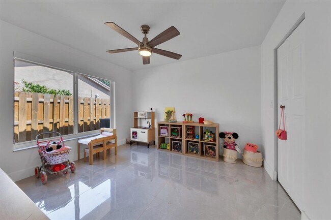 Building Photo - 9585 Carousel Cir S