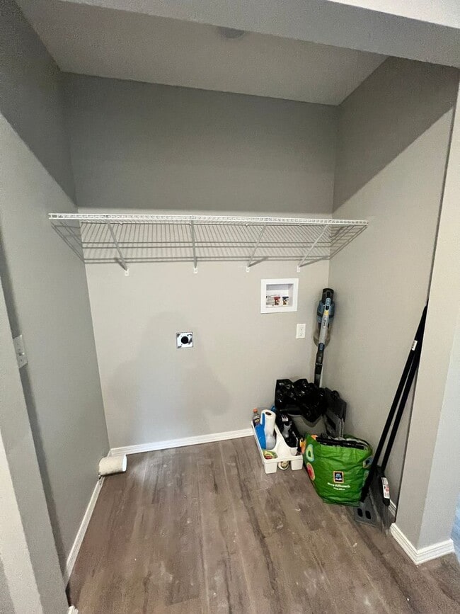 Building Photo - 690 E Garfield St