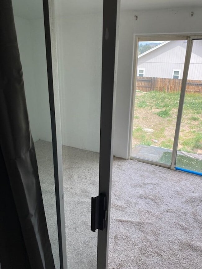 Building Photo - Spacious home on Large Lot