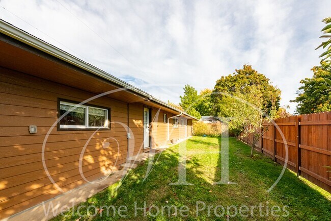 Building Photo - 1 bedroom with Peaceful Back Yard on Quiet...