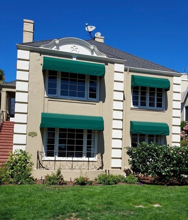 Building Photo - Charming & Spacious 3BR/2BA Lower-Level Home in Prime Baywood Location