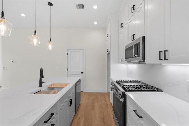 Building Photo - 6139 W Forest Dr