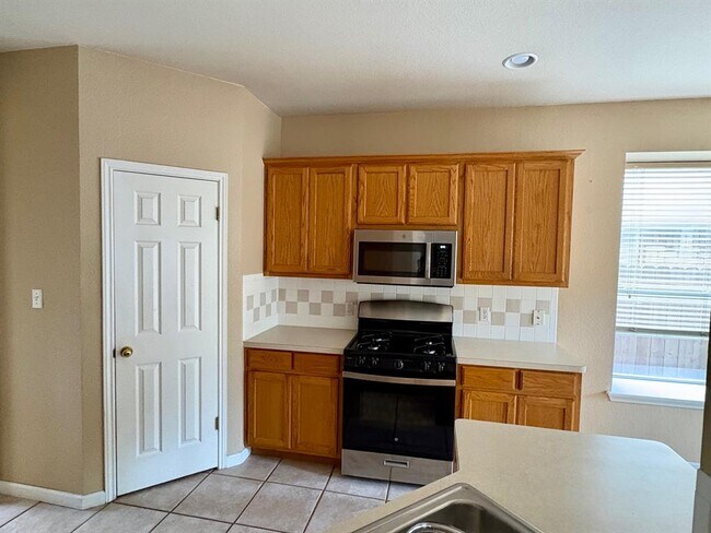 Building Photo - 2321 Clover Ridge Dr