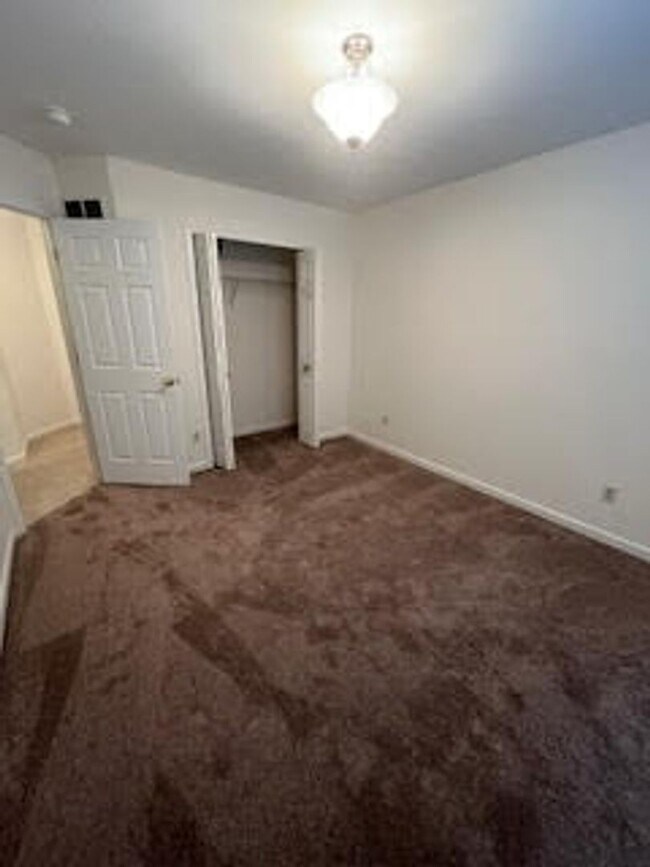 Building Photo - 487 Sparrow Way