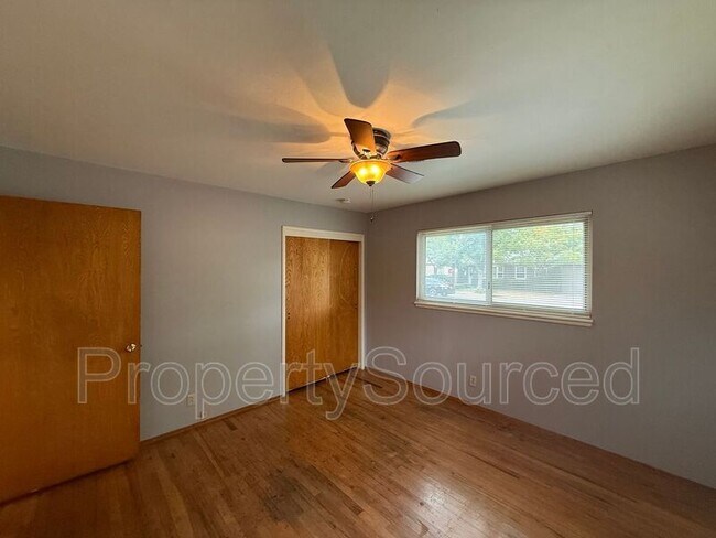Building Photo - 1537 Maplewood Dr