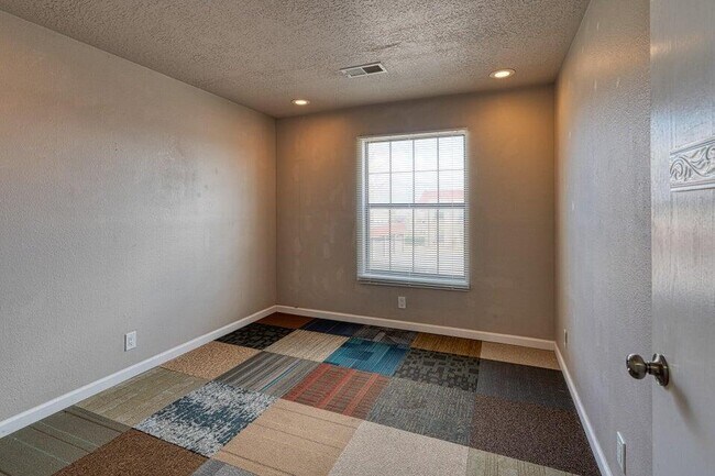 Building Photo - 811 Country Club Dr SE