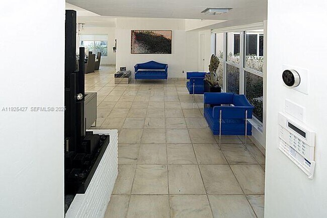 Building Photo - 5570 La Gorce Dr