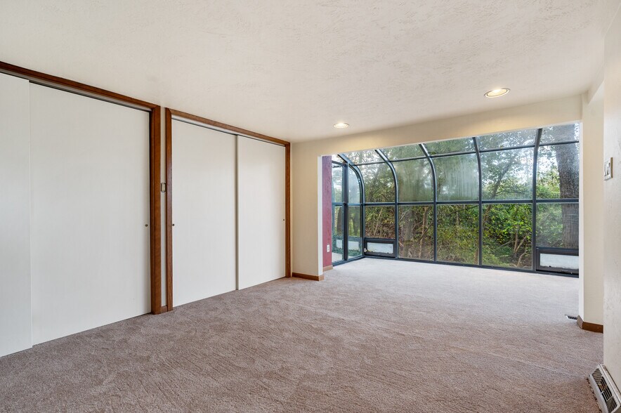 Building Photo - 740 Olivant Plz