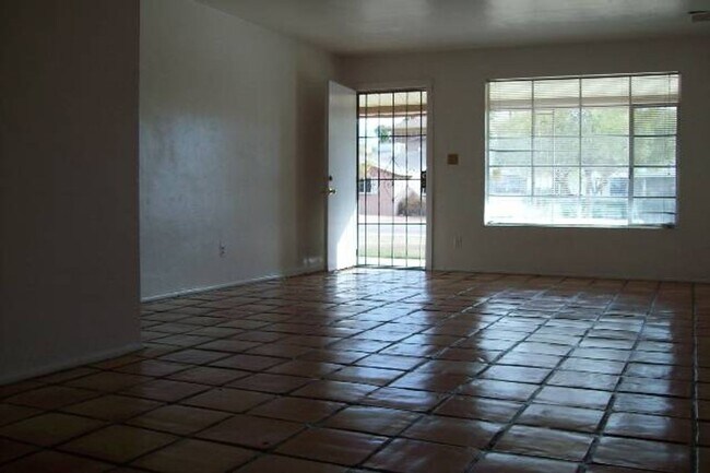 Building Photo - **Spacious 4 Bedroom Home in the Heart of ...