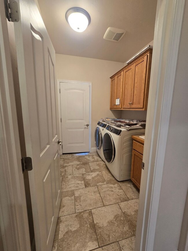 Building Photo - 1920 square foot single family home has 4 bedrooms and 2.0 bathrooms.