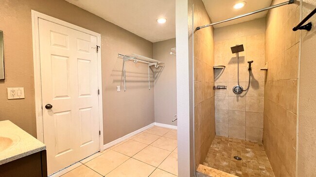 Building Photo - Beautiful 4 Bedroom 2 Bath Home!