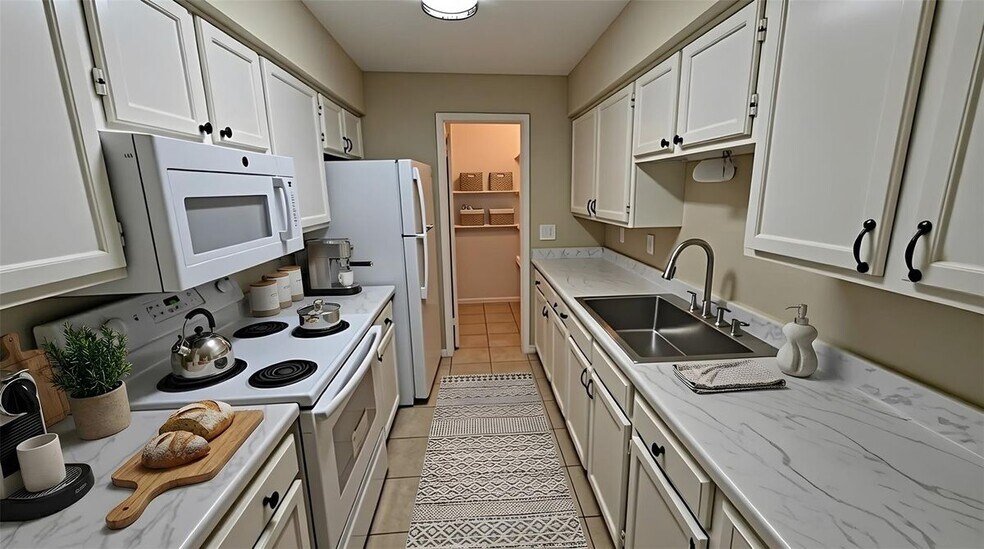 Building Photo - 7400 Bellerive Dr