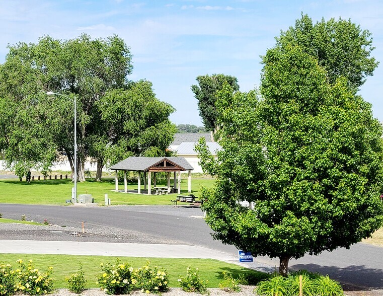 Commnunity Park - 8295 Diamond Point Cir NE