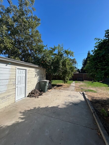 Building Photo - 716 Badgley Dr