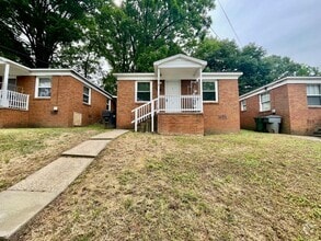 Building Photo - This cozy 2 bed 1 bath cottage style brick...