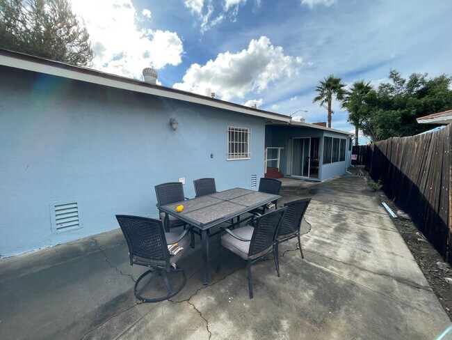 Building Photo - Large 5 bed 2 bath house (Lease out, pending signatures. Check back in a few days!)