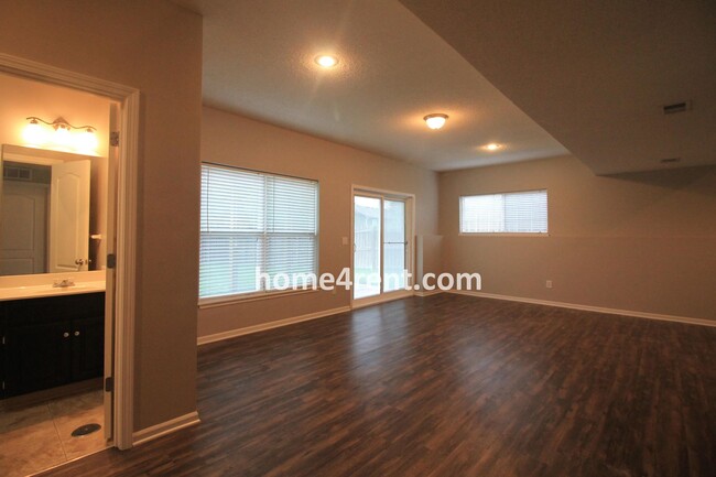 Building Photo - Beautiful Olathe Home, Updated Kitchen, Fe...