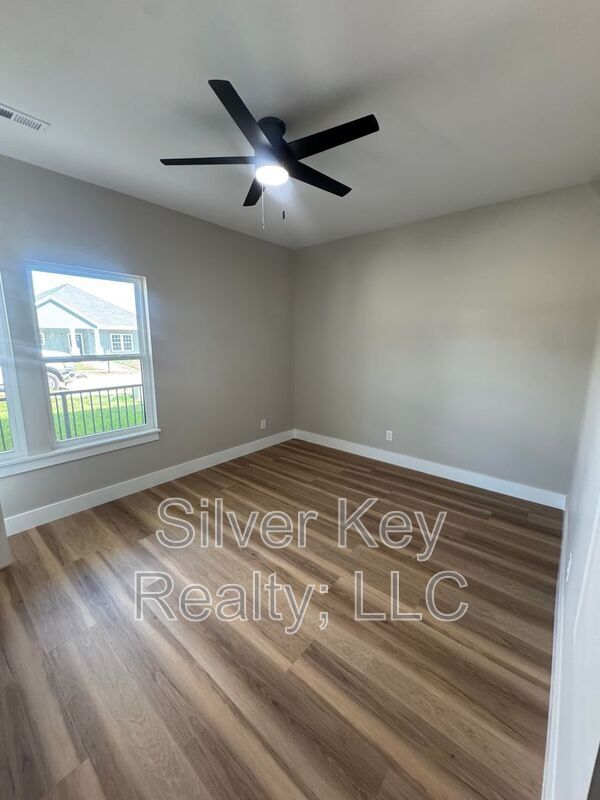 Building Photo - 924 Stratford Ave