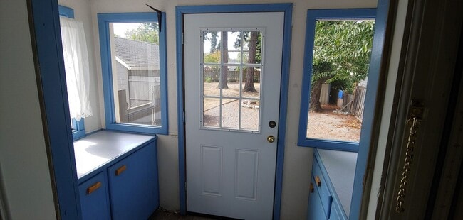 Building Photo - Charming 3 bedroom, 1.5 bathroom 1,448 sq....