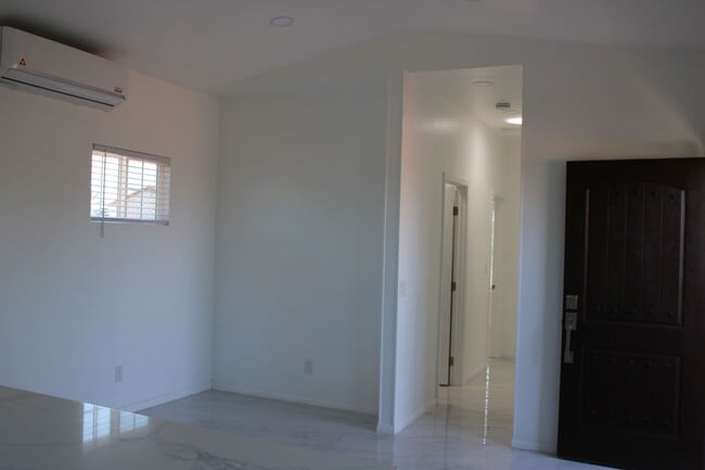 Building Photo - 2 Bedroom, 1 Bathroom Apartment
