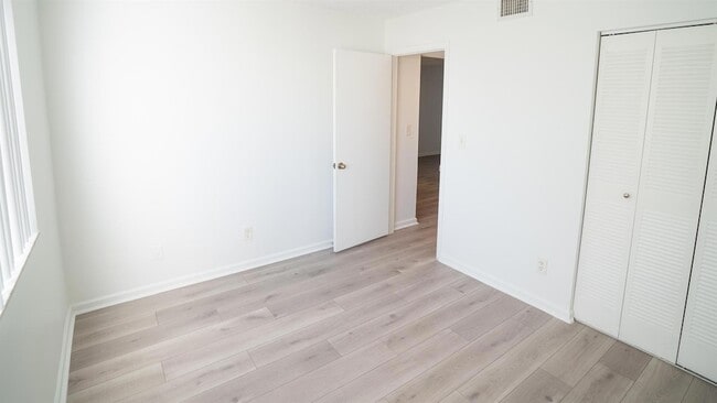 Building Photo - 136 NW 60th Ave