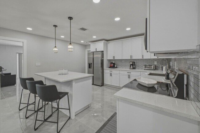 Building Photo - 632 Las Palmas Park