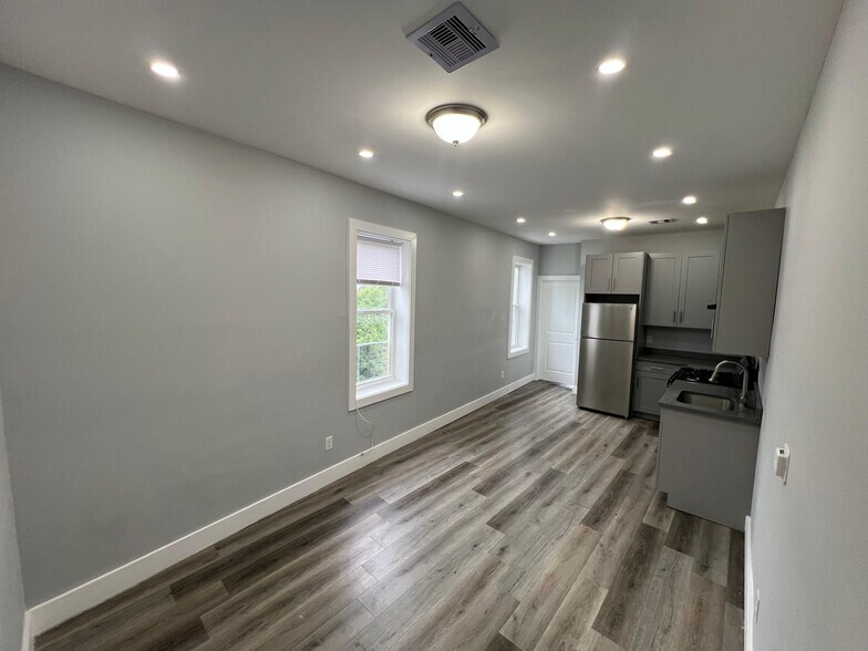 186 Hawthorne Ave 3R - 184 Hawthorne Ave