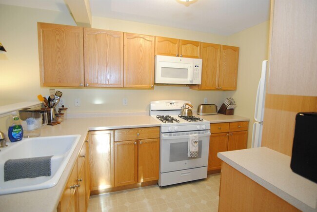 Building Photo - 81 Barrington Ave