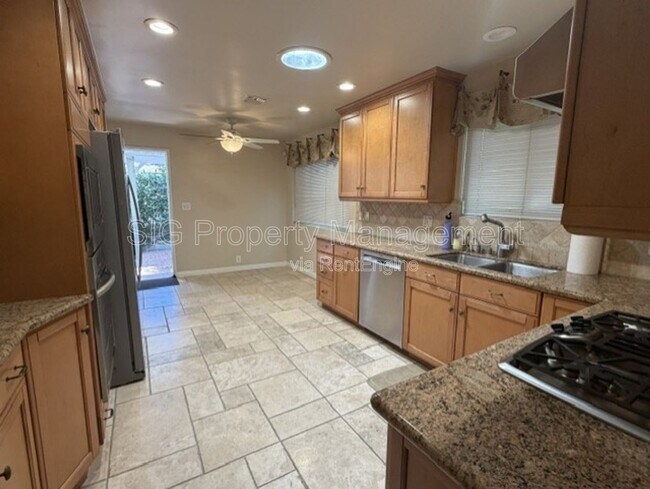 Building Photo - 3040 Orange Ave