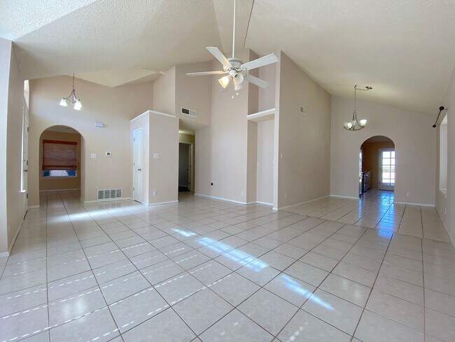 Building Photo - Northeast El Paso 4 bed with Refrig A/C