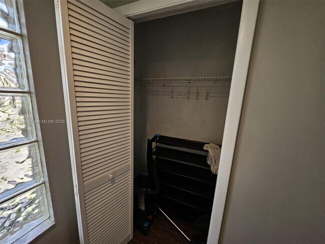 Building Photo - 302 Lakeview Dr