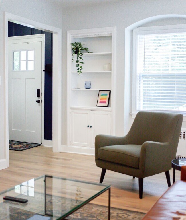 Building Photo - Fully Furnished Mid-Term Rental with Utilities Included!!