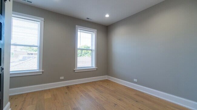 Building Photo - 5406 N Paulina St